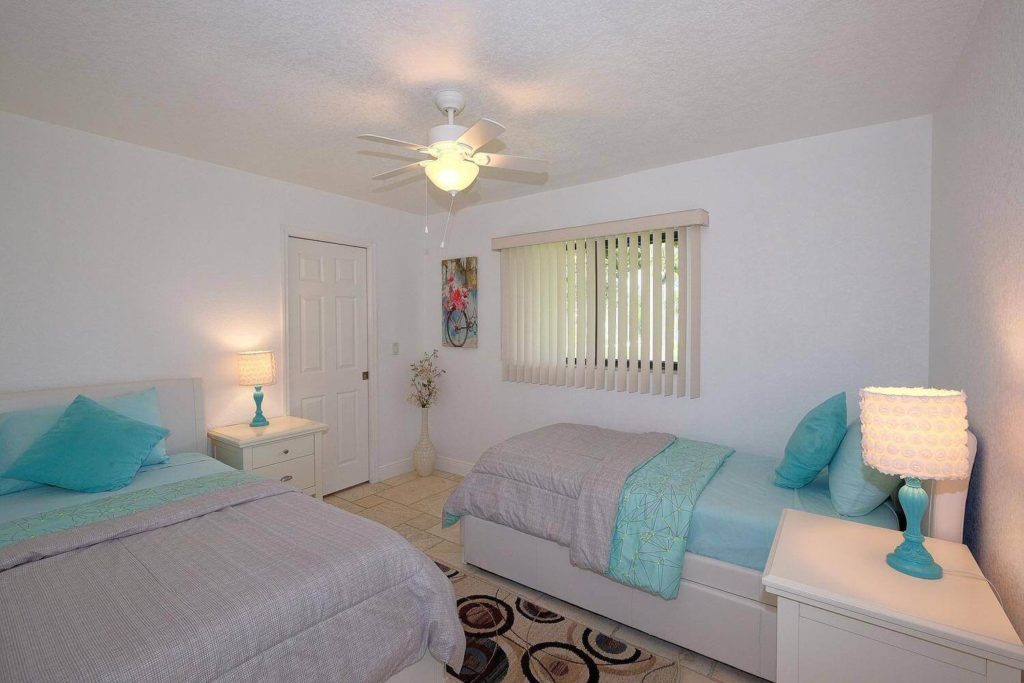 Schlafzimmer mit zwei Einzelbetten Ferienvilla Endless Love in Cape Coral